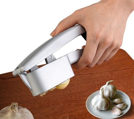 Gratis monster 2 in 1 Handmatige knoflookpers Miner Keuken Knoflook haker Slicer Draagbare knoflookmaler Crusher Masher Maker Groente gereedschappen