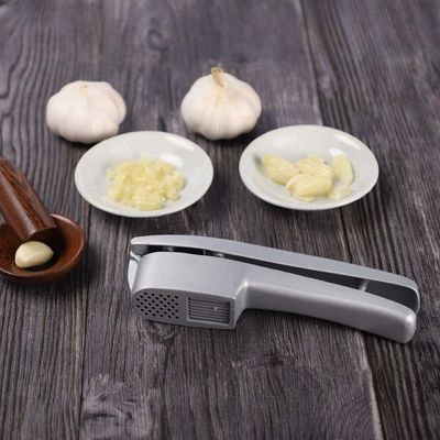 Gratis monster 2 in 1 Handmatige knoflookpers Miner Keuken Knoflook haker Slicer Draagbare knoflookmaler Crusher Masher Maker Groente gereedschappen