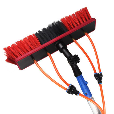 Huishoudelijk schoonmaakwerk Rood raam wasapparatuur met hoog water spuit x23 borstel