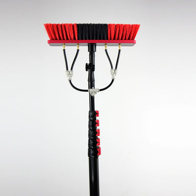 Huishoudelijk schoonmaakwerk Rood raam wasapparatuur met hoog water spuit x23 borstel