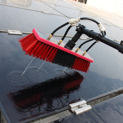 Huishoudelijk schoonmaakwerk Rood raam wasapparatuur met hoog water spuit x23 borstel