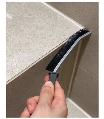 Witte harde borstel voor het schoonmaken van ramen en badkamers voor effectief schoonmaken