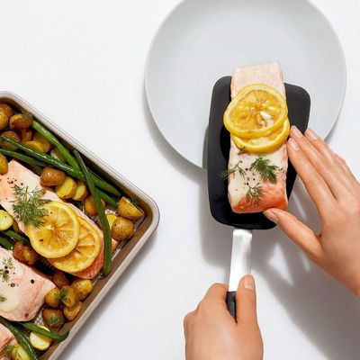 In voorraad 2 verpakkingen 600F Hittebestendige niet- kleverige omdraaiende eieren Silicone spatula 149 115G