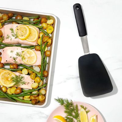 In voorraad 2 verpakkingen 600F Hittebestendige niet- kleverige omdraaiende eieren Silicone spatula 149 115G