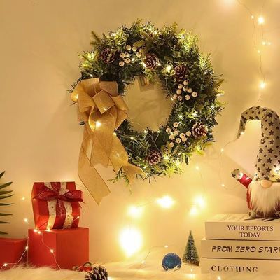 Ronde XMAS-krans voor voordeur Valkrans met aangepast logo