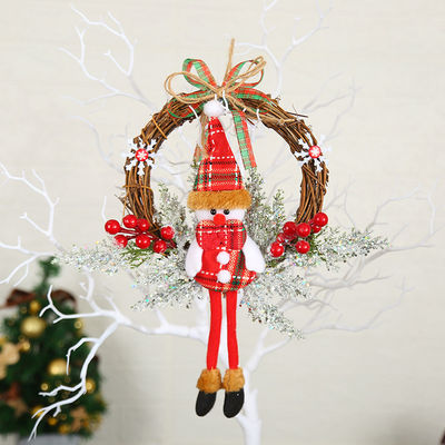 Breng vreugde naar uw huis met deze vrolijke kerstkrans van rode bessen en pijnboompjes