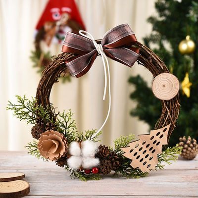 Breng vreugde naar uw huis met deze vrolijke kerstkrans van rode bessen en pijnboompjes