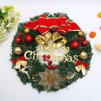 Breng vreugde naar uw huis met deze vrolijke kerstkrans van rode bessen en pijnboompjes