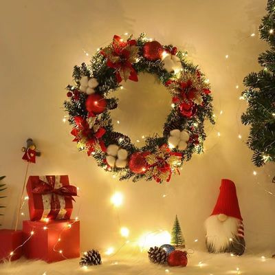 Plüssekleding en plastic kerstboomkrans voor buitenkerstversieringen
